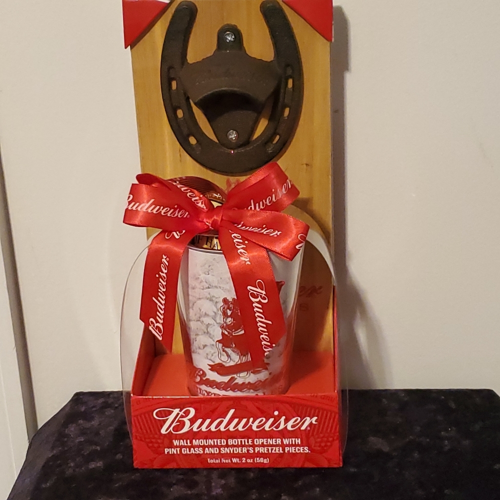 WALL MOUNTED 
BOTTLE OPENER